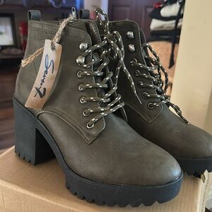 Seven7 Brand Footwear Chunky Heel Lace-Up and Zipper Olive Green Ankle Boots NWT